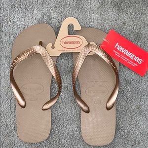 NWT Rose gold Havainas